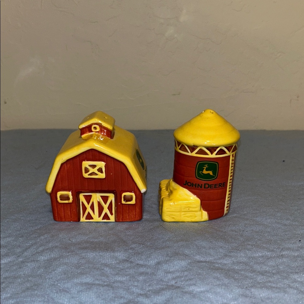 2002 Gibson The John Deere 'On The Farm' Ceramic Salt & Pepper Shaker Set - Picture 3 of 14
